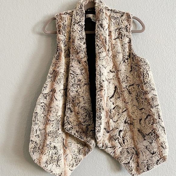 WD NY Faux Fur Vest - Picture 2 of 2